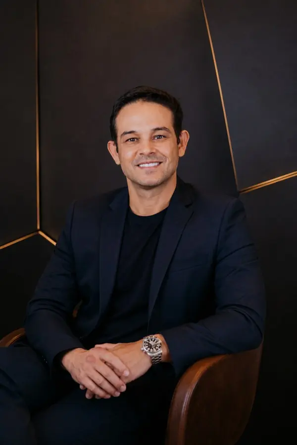Dr. Luís Felipe Brasil em sua clínica